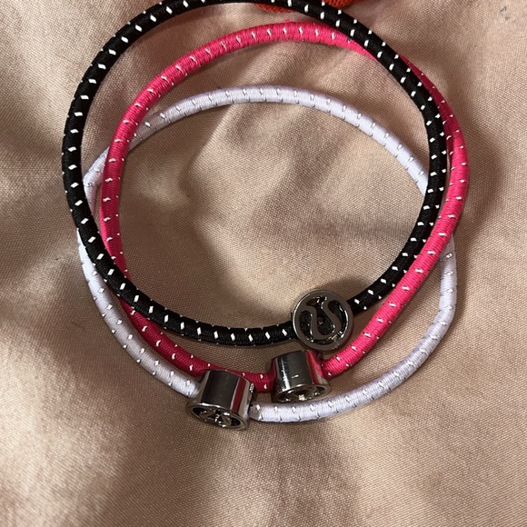 Lululemon BUNDLE 💜HAT SOCKS 🧦 AND HAIR ACCESSORIES 💜✝️ - Picture 10 of 17